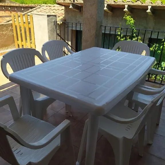 taula amb cadires de plàstic